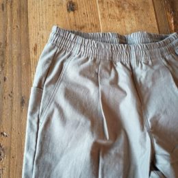 フロントにはタックが入ってます。