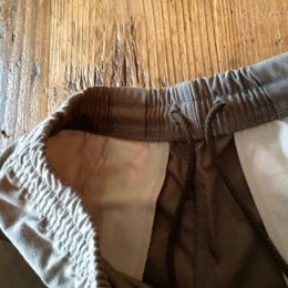 中のドローコードでウエストの調節ができますよ。