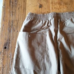 大きなパッチポケットが印象的です。