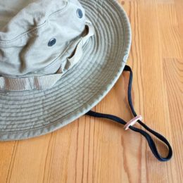 (風の日の強い味方!)「あごヒモ」も付いてますよ。