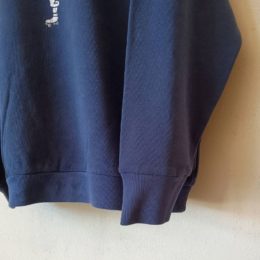 裾や袖はリブ仕様になってます。