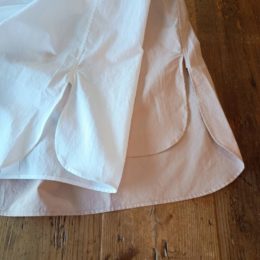 （ひだりから） white, dusty pink になります。