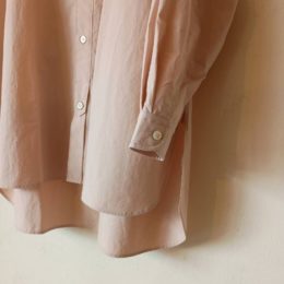 うしろがすこし長めになってる裾の具合もいい感じですよ。