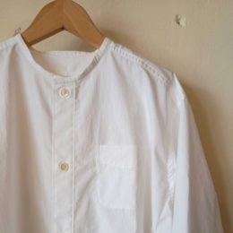 すっきりとした首もとと、 程よくゆとりのあるシルエットが印象的です。