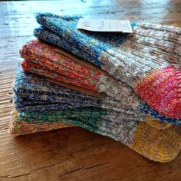 履き口の（あと、かかとの！）配色もかわいいですよ。