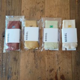 （ひだりから） Terracotta × Sax, Camel x Brown, Mint x Green, Cream x Mustard になります。