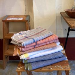 たくさんラインが入ってるのが「gamcha」で、
横ラインのタイプが「lungi」になります。