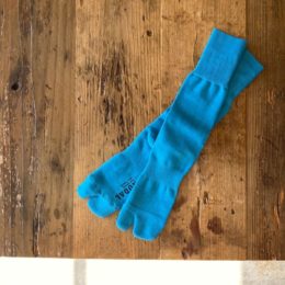 履き口や甲の部分も程よくフィットして履き心地も良いですよ。