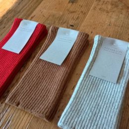 やわらかな手触りのリブ編みには仔羊のウールが使われてるそうですよ。