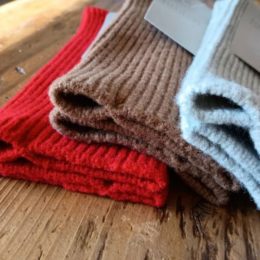 親ゆびが入る部分を「ちょこっと」つまんで縫われています。