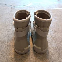 ちなみに、 かかとの(内側の)でっぱりが脱ぐときにちょっと便利?なんですよ。