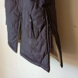 脇の部分にもZIP仕様のスリットが付いてますよ。