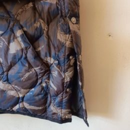 脇のスリットはスナップボタンになってますよ。