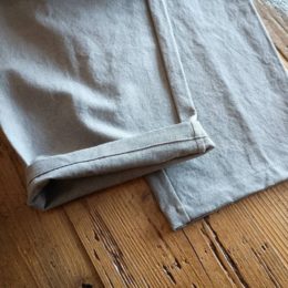 裾はロールアップして履いてもいい感じです。