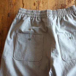 うしろには、 パッチポケットが付いてます。