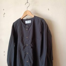 ひだり胸に（よく見ると！）ポケットが付いてますよ。