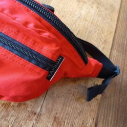 前とうしろにZIPポケットがひとつづつ付いてますよ。