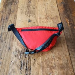 ベルトには（よ～く見ると！）「NAPRON」のロゴが入ってますよ。