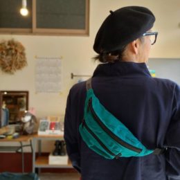 モデル：斜めがけ（たすき掛け？）の、店主　172cm,57kg/TURQUOISE着用