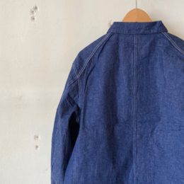 非常にシンプルな（簡素な？）つくりながら、 随所随所に（ギュギュっと！）拘りの詰まった１着に仕上がってますよ。