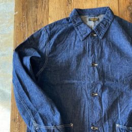 フロントには（ブラックにペイントが施された）タックボタンが4つと、