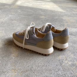 レザー部分には「カウハイド」が使われています。