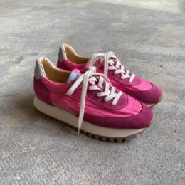 あ、奥にチラッと見えてたコチラ（PLUM x WHITE）はレディースサイズのみお願いしてみました！。