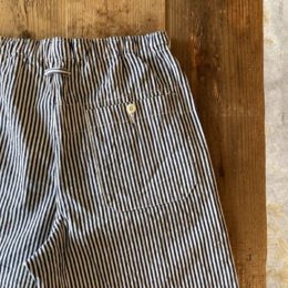 うしろにはパッチポケットが(右側にだけ)付いてます。