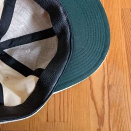 ツバ裏はこんな具合です。