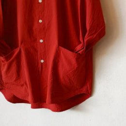 おおきなパッチポケットが印象的です。